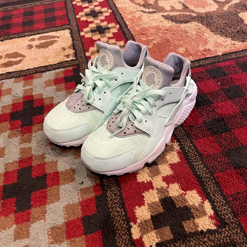 NIKE HUARACHES (CLEAN)